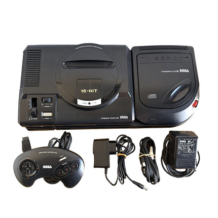Console Sega Mega Drive I avec Mega CD II : vue principale de l’exemplaire et du contenu fourni