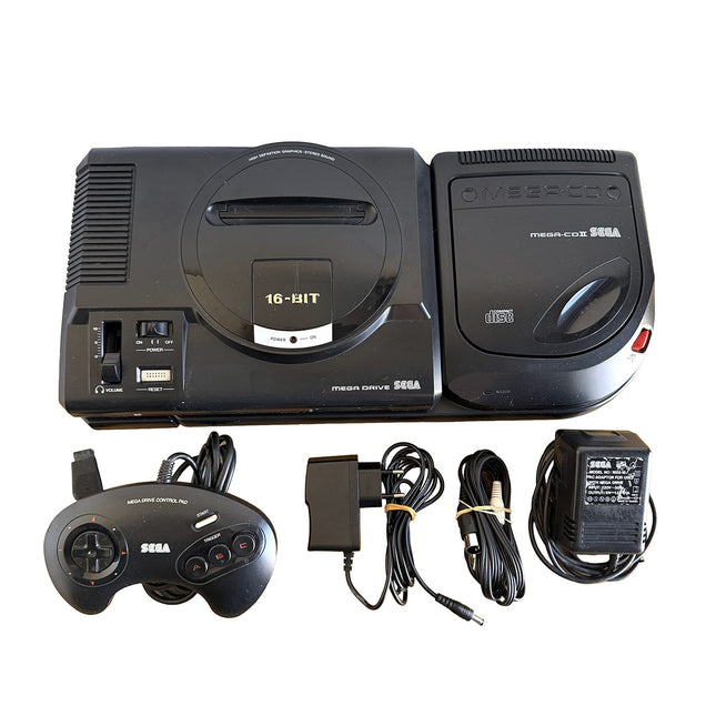 Console Sega Mega Drive I avec Mega CD II : vue principale de l’exemplaire et du contenu fourni