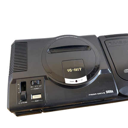 Console Sega Mega Drive I avec Mega CD II : vue détaillée de l’exemplaire