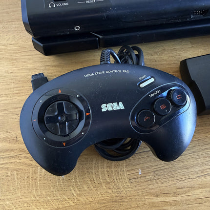 Console Sega Mega Drive I avec Mega CD II : vue détaillée de l’exemplaire