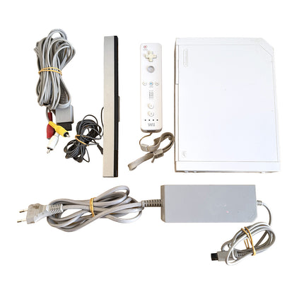 Console Nintendo Wii blanche : vue principale de l’exemplaire et du contenu fourni