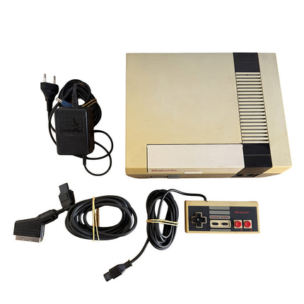 Console Nintendo NES avec manette et câbles, vue principale
