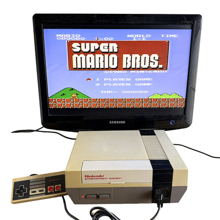 Console Nintendo NES avec manette et câbles, démonstration de fonctionnement, jeu et écran non inclus