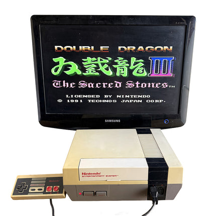 Console Nintendo NES avec manette et câbles, démonstration de fonctionnement, jeu et écran non inclus