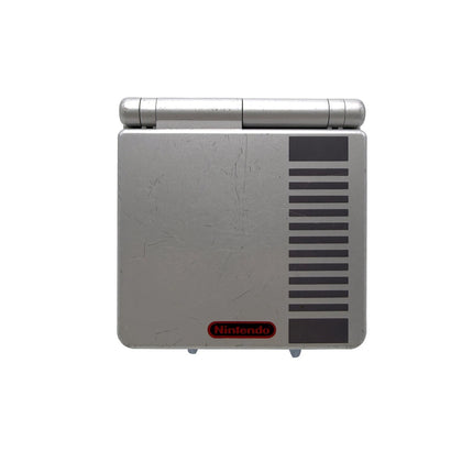 Console Nintendo Game Boy Advance SP NES Classic avec chargeur — vue 3